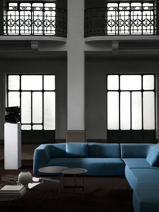 B&B Italia Bend sofa blauw in klassieke setting sfeerfoto