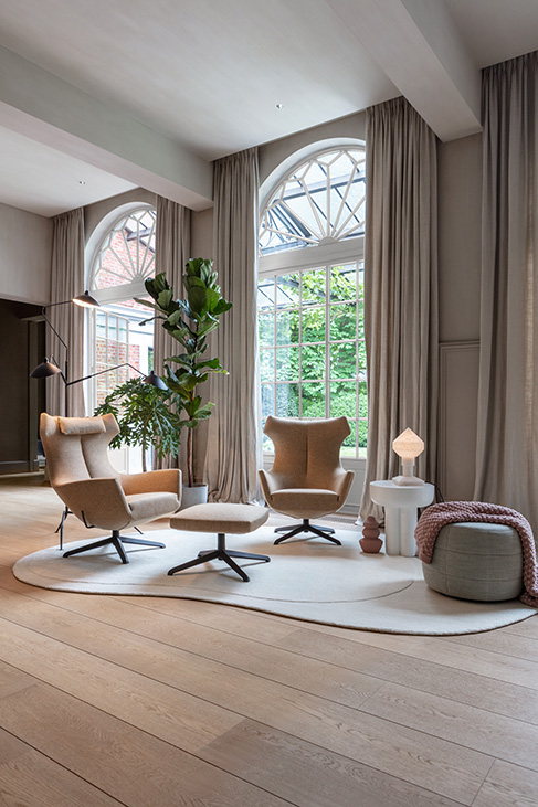 Design on Stock Nosto fauteuil interieur sfeerfoto lichte bekleding