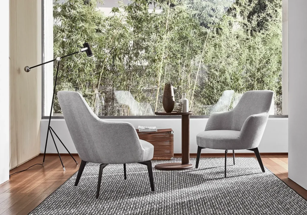 Flexform Hera fauteuil sfeerfoto interieur stoffering in lichtgrijze tint