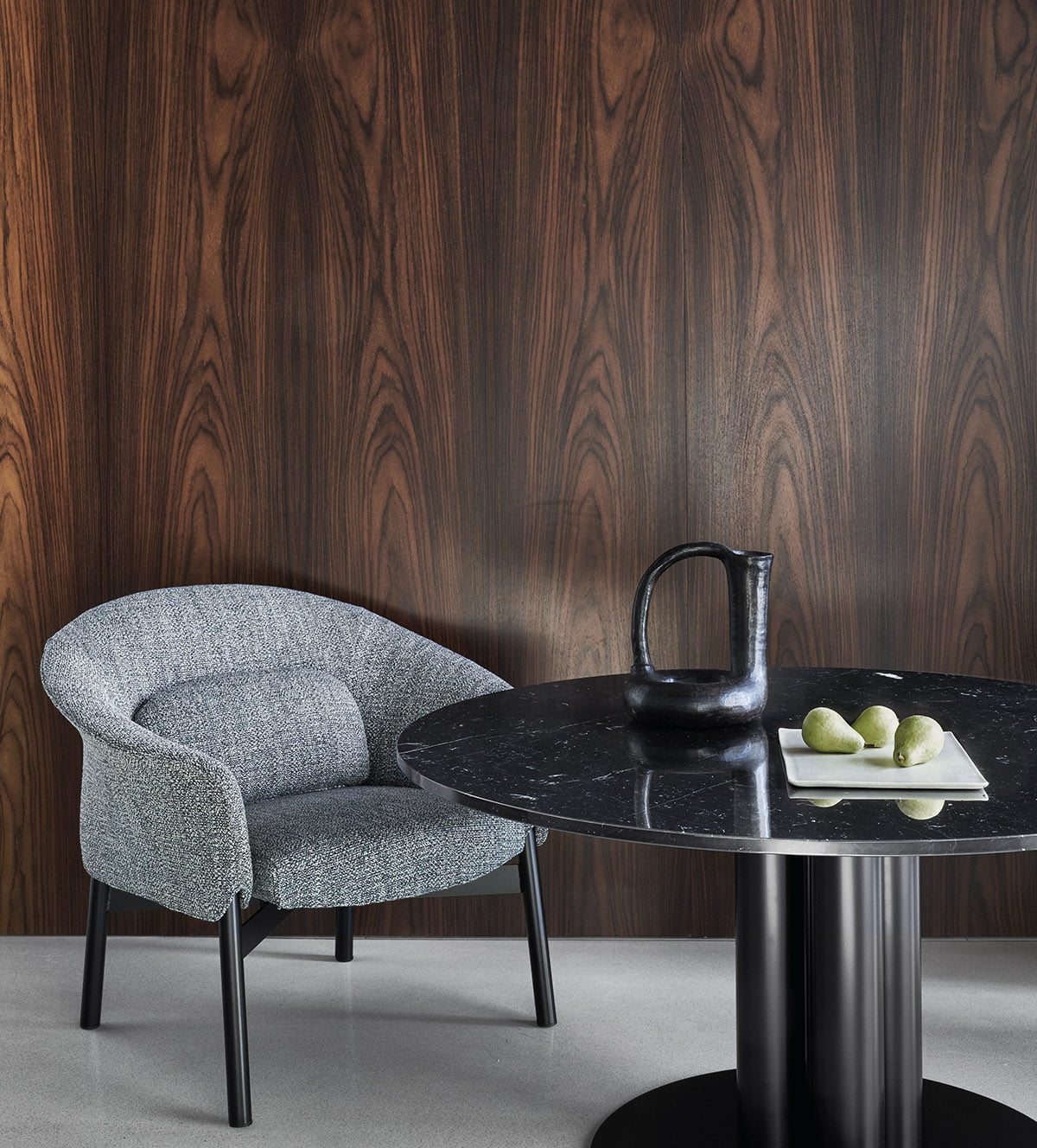 Arflex Gloria fauteuil gestoffeerd sfeerfoto achterwand hout