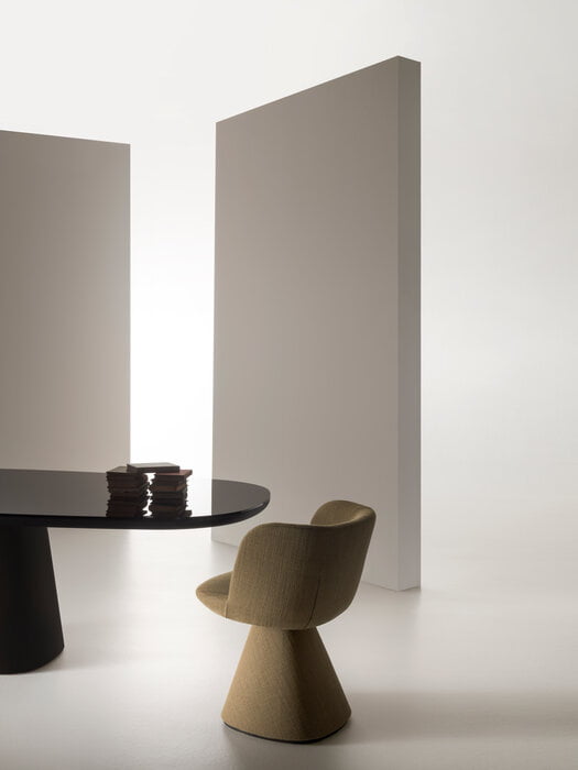 B&B Italia Flair O' eetkamerstoel sfeerfoto aan zwarte eettafel