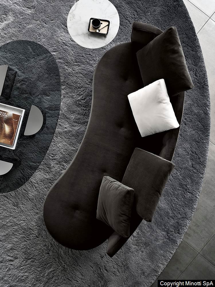 Minotti Torii Bold bank sfeerfoto interieur Nendo design donkere bekleding bovenaanzicht