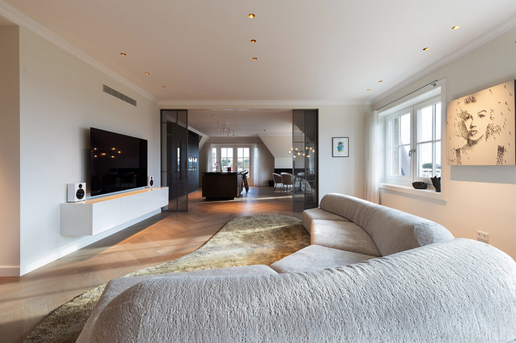 Kust appartement Noord-Holland interieur sfeer foto deuren Rimadesio en bank Edra on The Rocks