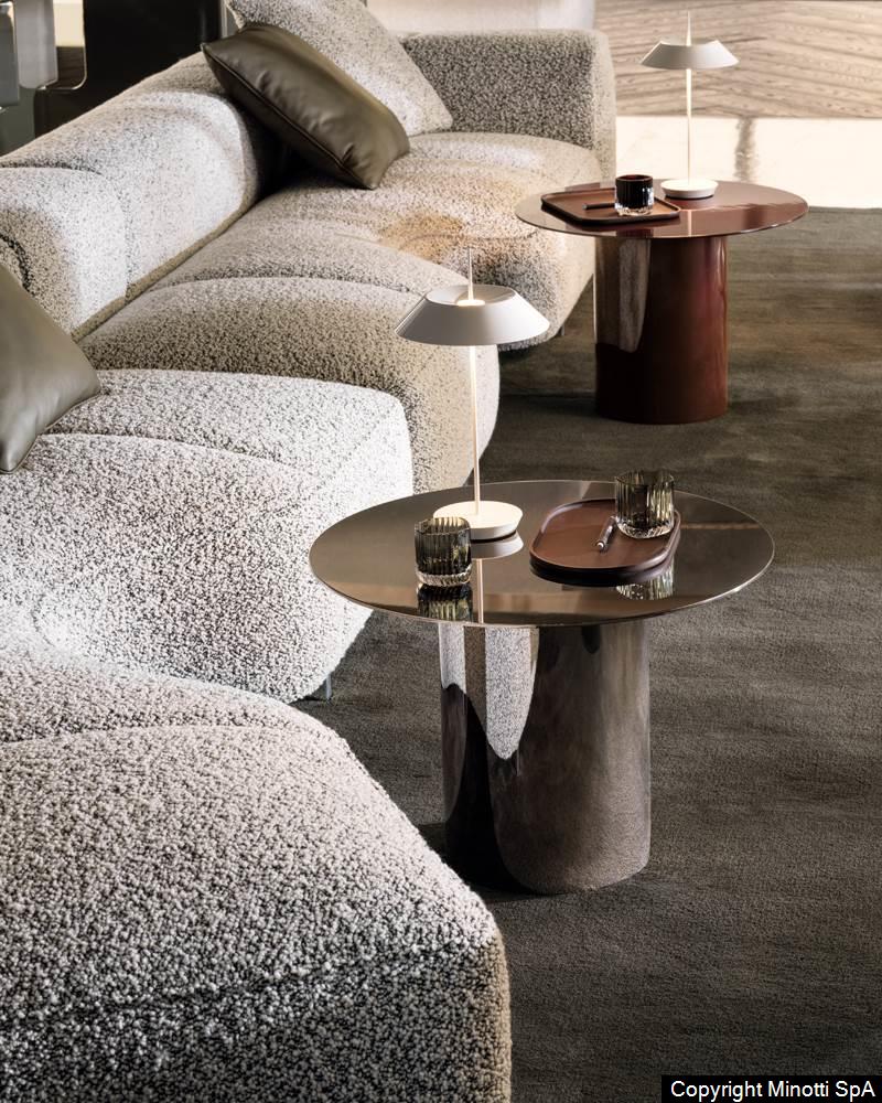 Minotti Tokie bijzettafel bij bank interieur sfeerfoto