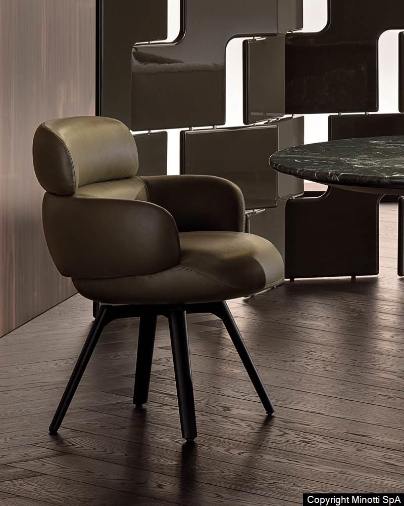 Minotti Vivienne Dining interieursfeer foto aan natuurstenen tafel groen leder, Minotti Janis kamerscherm