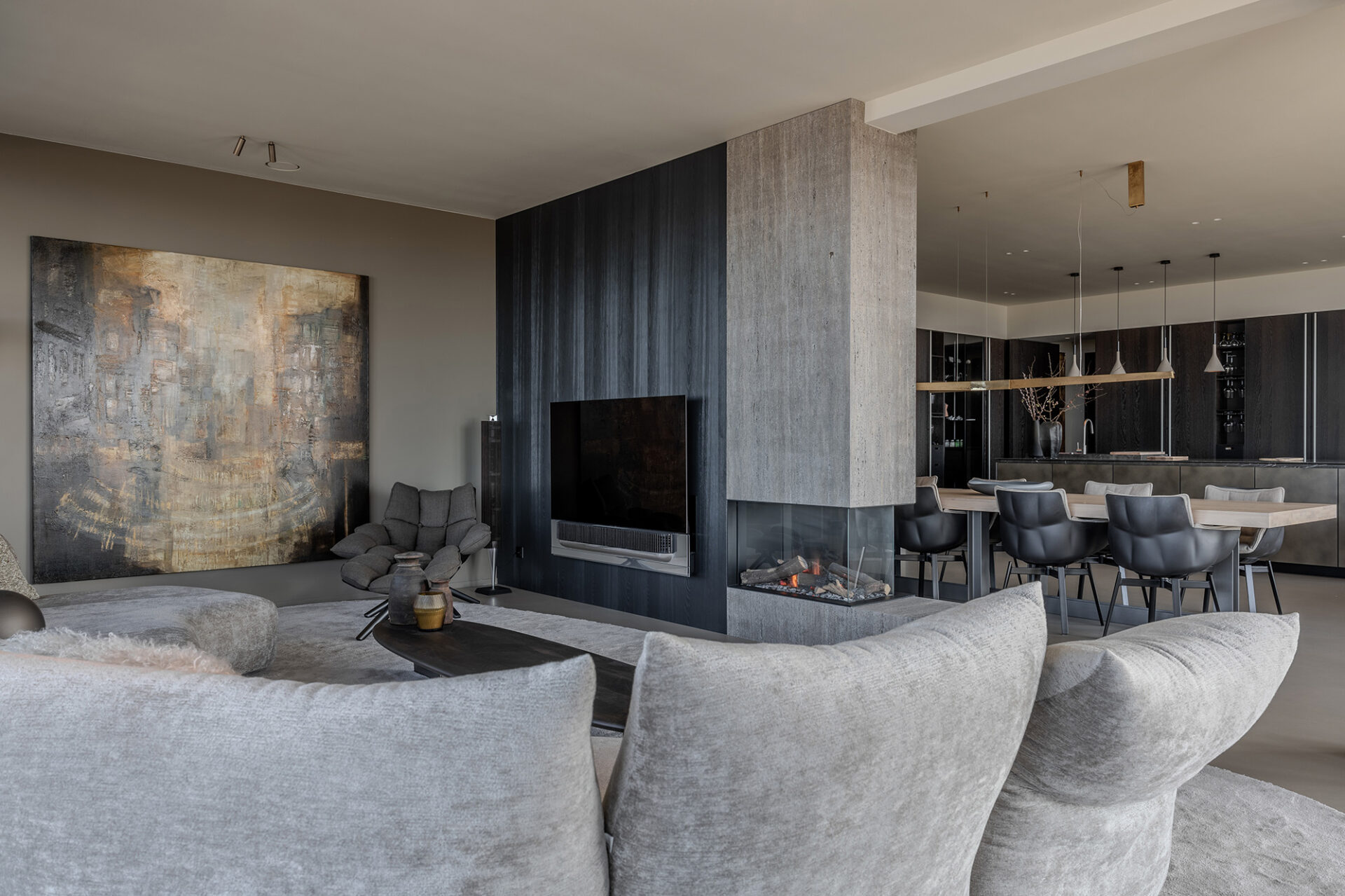 Luxe appartement in de duinen aan zee Edra bank, maatwerk haard, B&B Italia Husk eetkamerstoelen