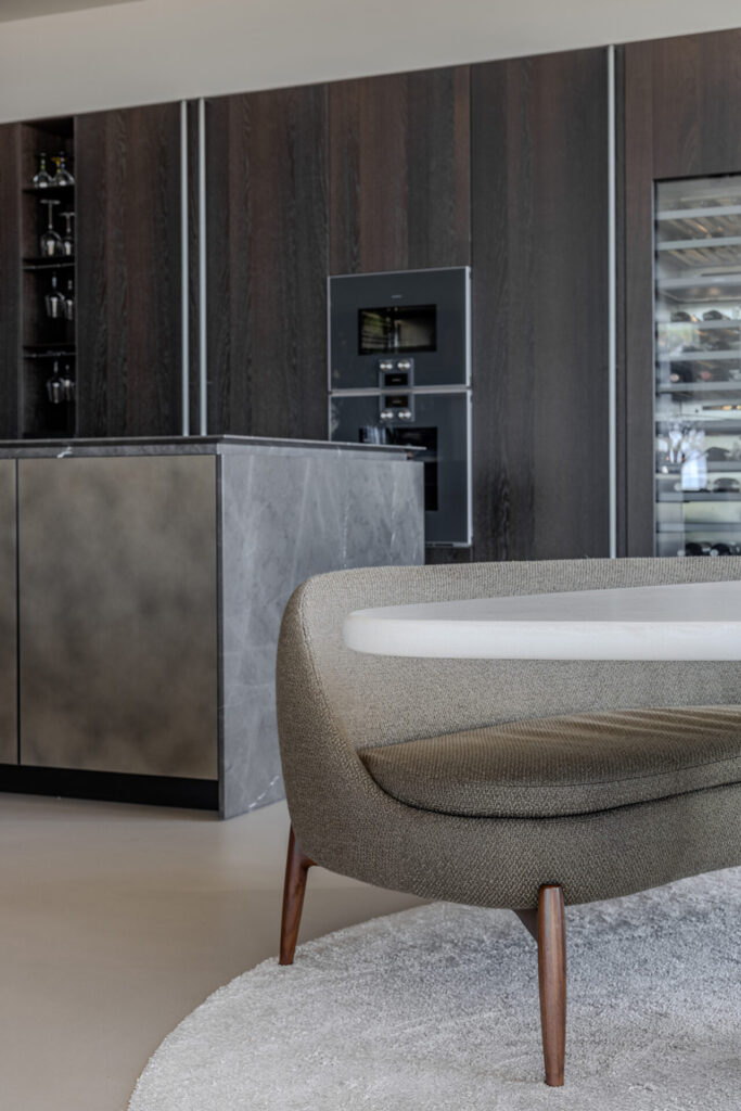 Luxe appartement in de duinen aan zee Low Dining Minotti