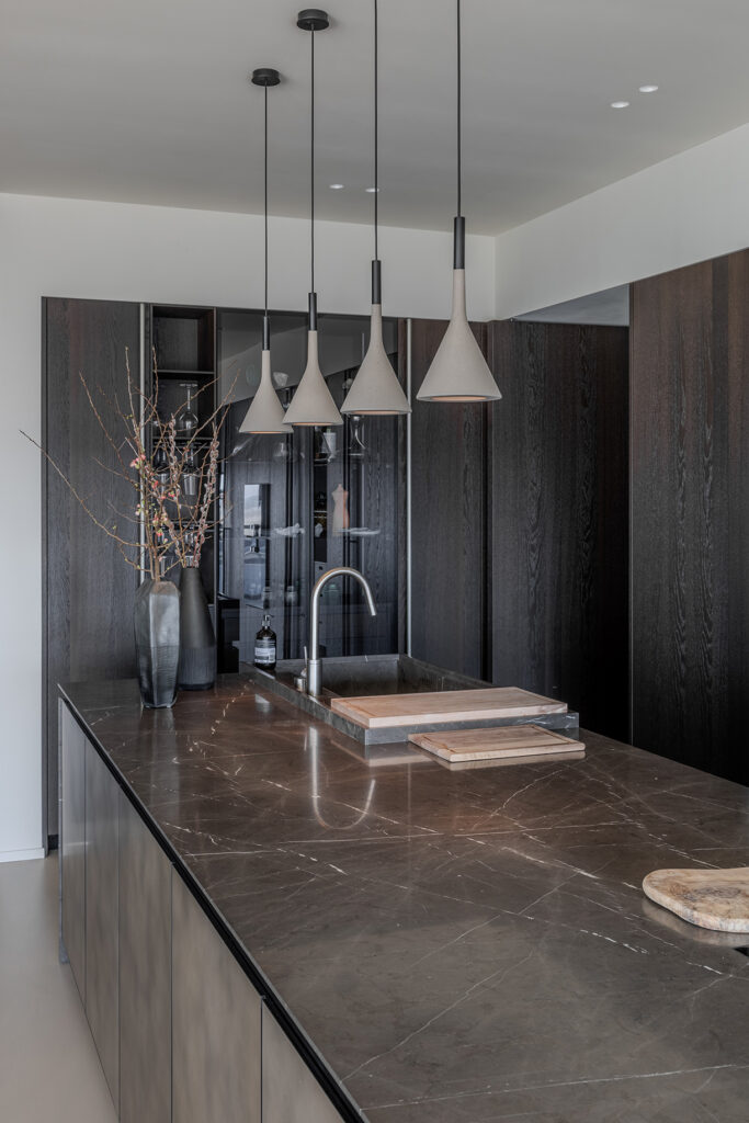 Luxe appartement in de duinen aan zee. Boffi keuken Foscarini hanglampen
