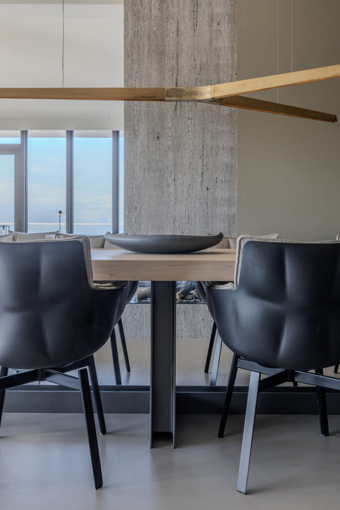 Interieuradvies Van der Donk interieur aan zee maatwerk Frank tafel, B&B Italia Husk stoelen