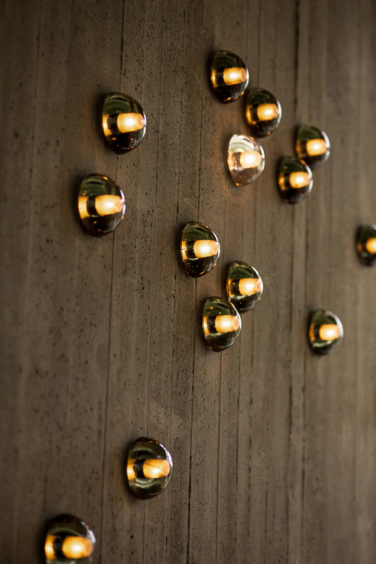 Bocci 14S wandlamp sfeerfoto glas tegen betonwand groep compositie