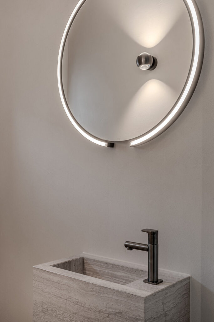 interieurproject Van der Donk toilet travertin Occhio Mito spiegel en verlichting