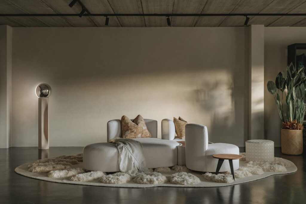 Interieur sfeer foto Evolution21 The Bubble sofa lichte stoffering speelse modulaire opstelling